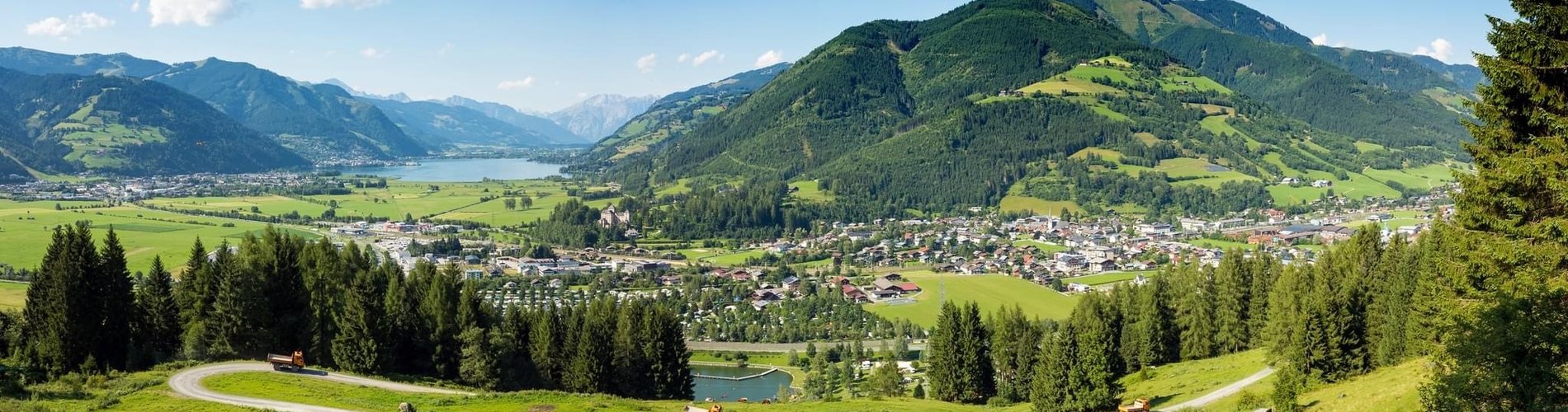 Panorama über das Tal mit Zeller See und Bergen