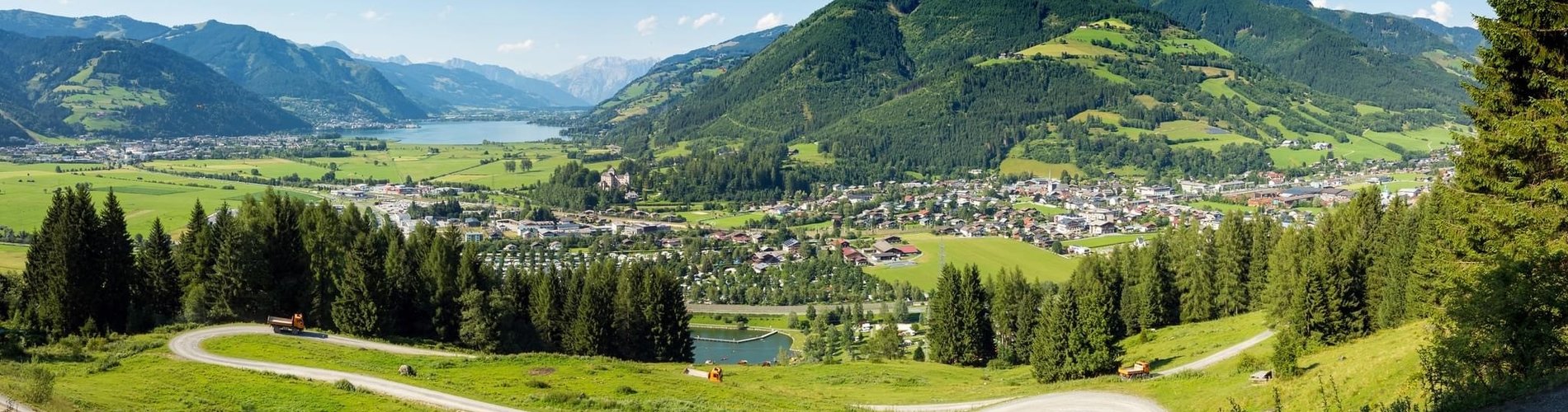 Blick von der Bergstraße auf das Tal und den Zeller See