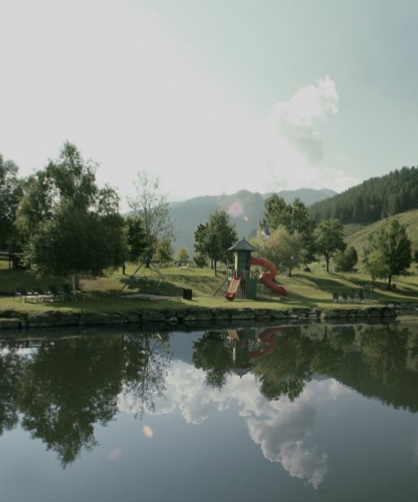 Spielplatz am Ufer des Badesees